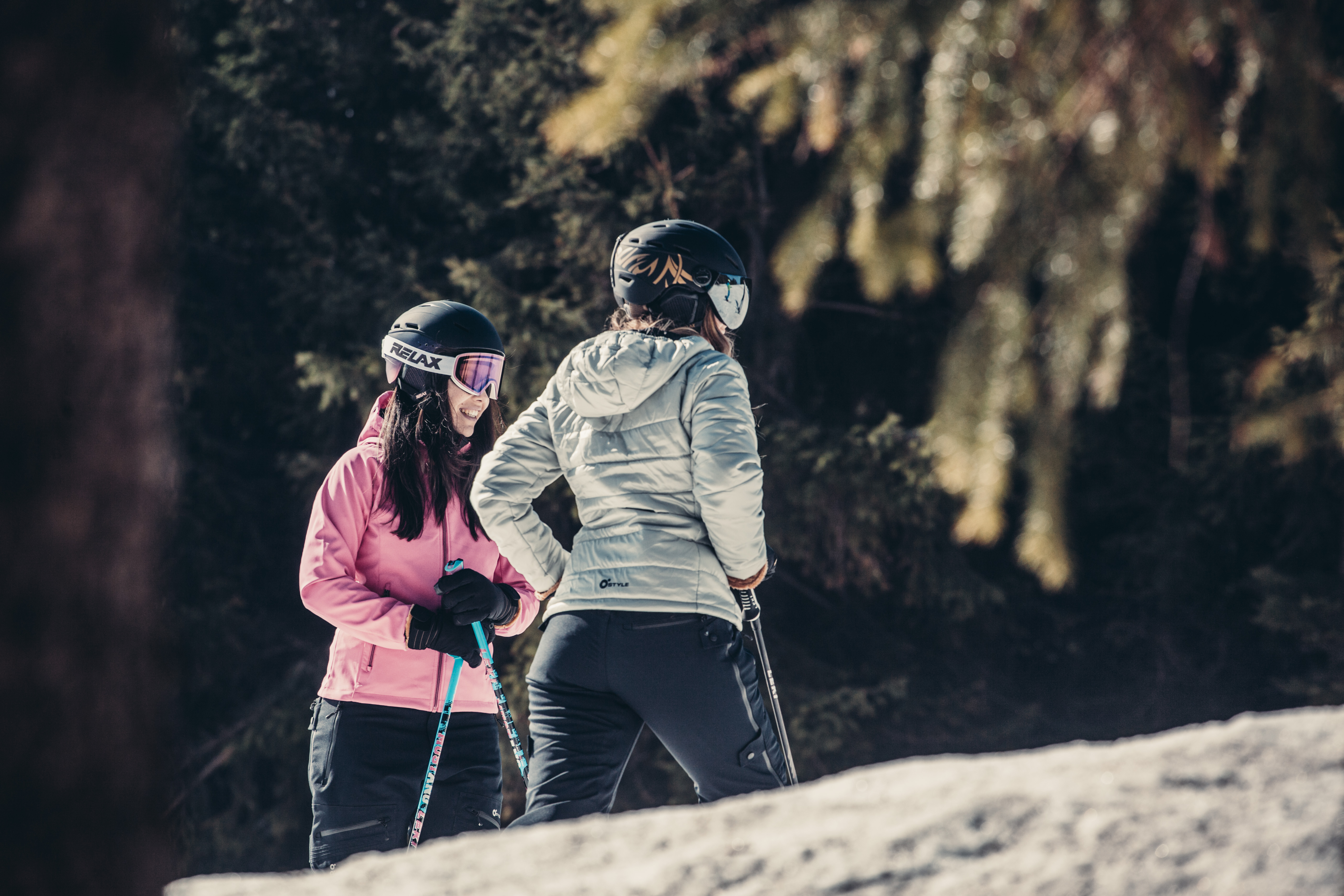 helma a brýle na lyže